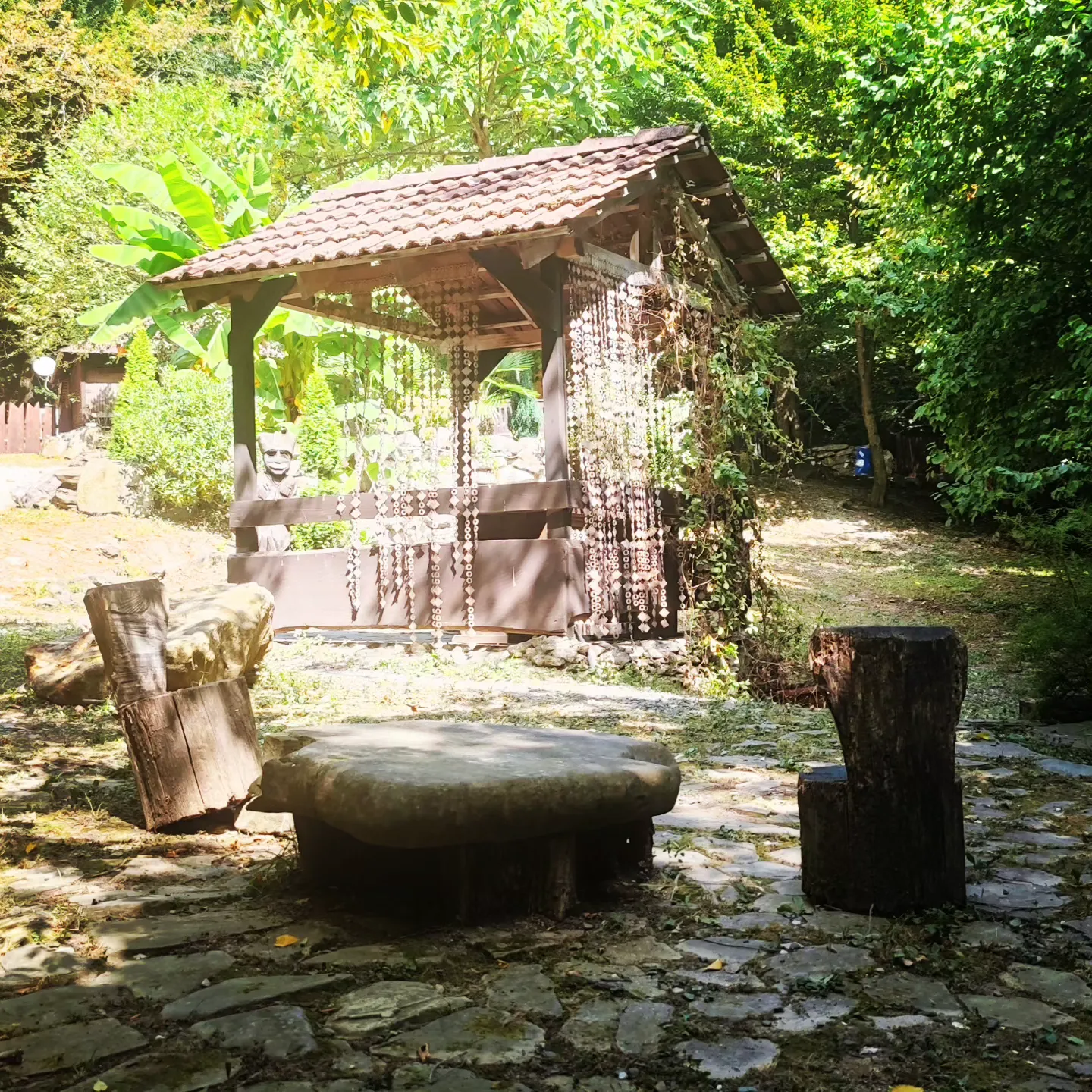 Беседка с каменным столом